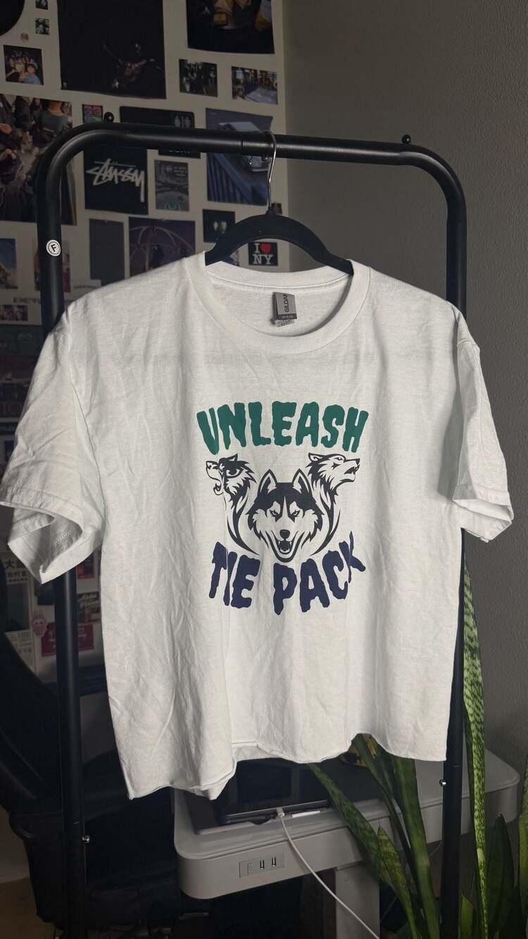Gildan Dry Blend Unleash The Pack Bleed Blue Husky Wolf Graphic cropped T-Shirt